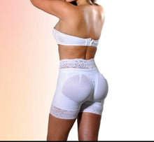 Load image into Gallery viewer, Colombian But lifter set  (seamless lace shorts)
